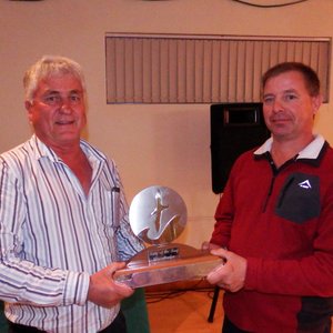 Links ontvang â€˜n trotse Wayne Middleton die King of the Bay Wisseltrofee van Johan Burmeister